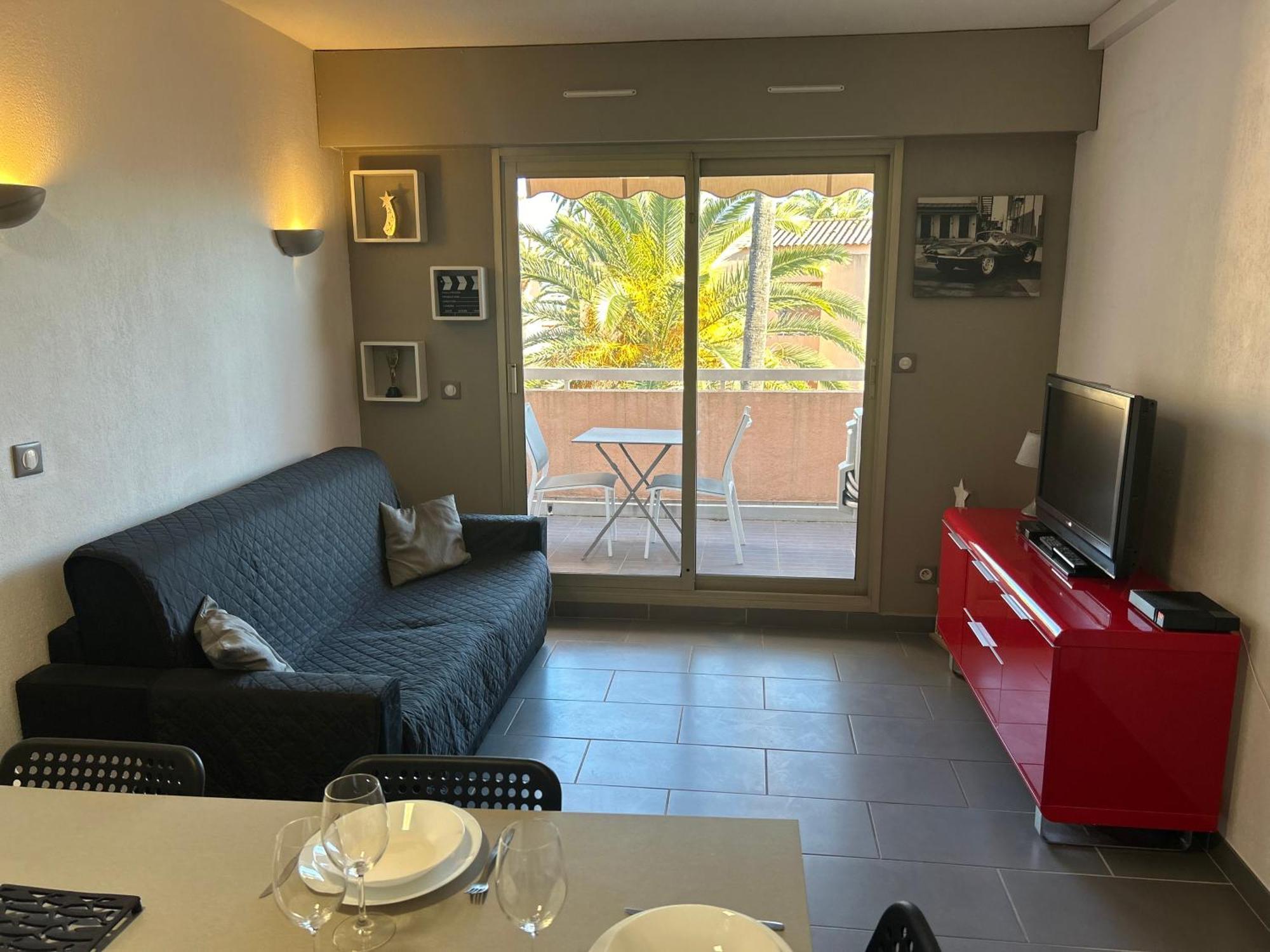 Golfe Juan Joli F2 Clim Piscine A 5 Minutes De La * Vallauris